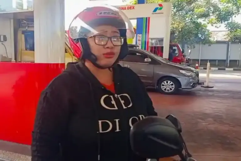 Saat Emak-Emak di Lumajang Kaget Harga Pertamax Naik Foto BeritaJatim.com