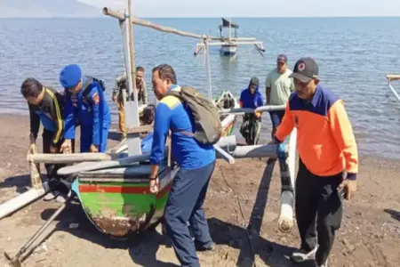 Dua Pemancing Situbondo Sempat Hilang Kontak di Laut, Ditemukan Selamat Setelah Mesin Perahu Mati Foto BeritaJatim.com
