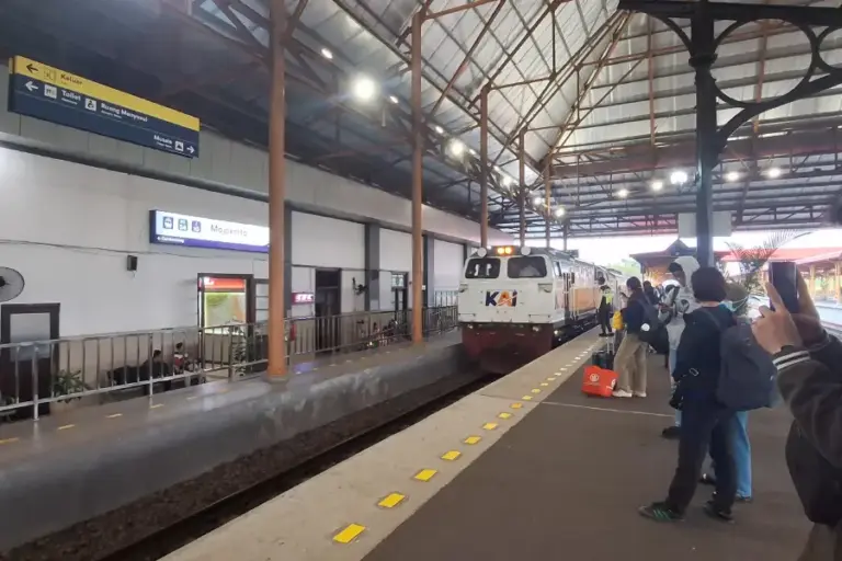 Penumpang Kereta di Stasiun Mojokerto Naik 13,5 Persen, Tembus 33 Ribu Orang pada Mei 2026 Foto BeritaJatim.com