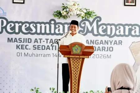 Resmikan Menara Masjid At-Taqwa Kalanganyar, Bupati Sidoarjo Tegaskan Komitmen Bangun Kawasan Pesisir Foto BeritaJatim.com