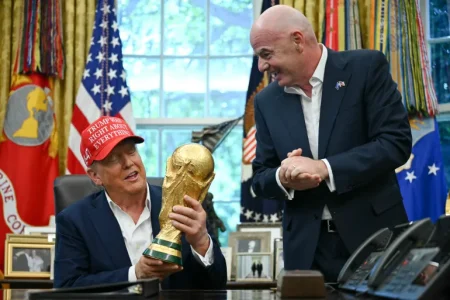 Piala Dunia 2026: Donald Trump Akan Serahkan Trofi Juara Bersama Presiden FIFA Foto BeritaJatim.com