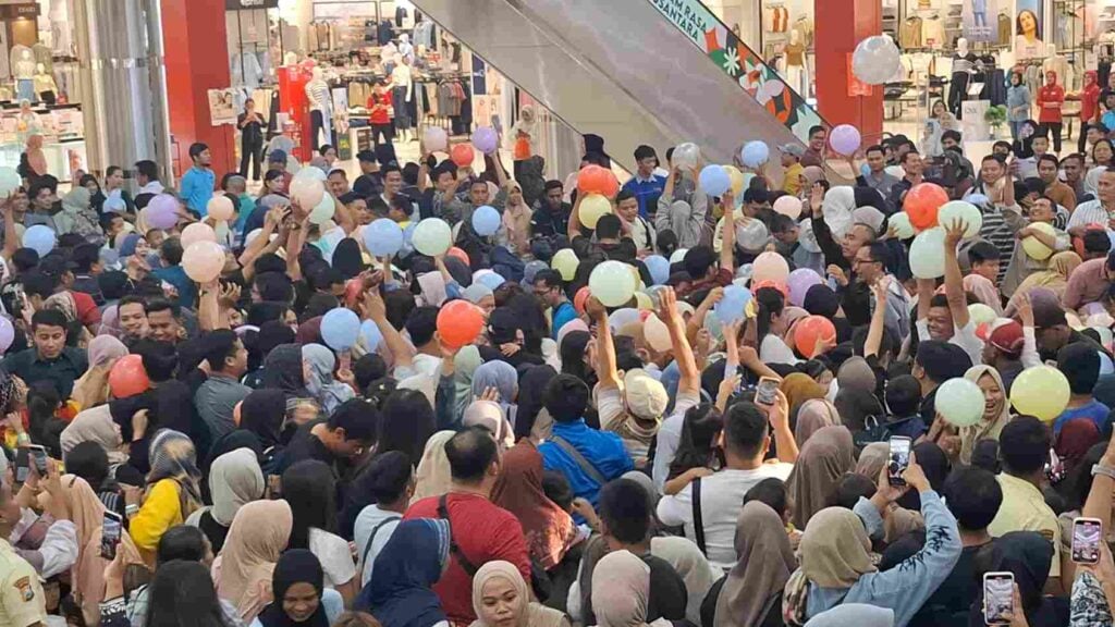 Hujan 1.000 Balon Warnai Perayaan Satu Dekade Sunrise Mall Mojokerto Foto BeritaJatim.com
