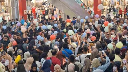 Hujan 1.000 Balon Warnai Perayaan Satu Dekade Sunrise Mall Mojokerto Foto BeritaJatim.com