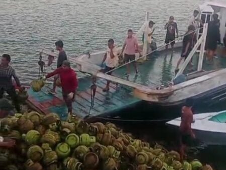 Tabrak Karang, Kapal Angkut Ratusan Tabung Elpiji Tenggelam di Perairan Kangean Sumenep Foto BeritaJatim.com