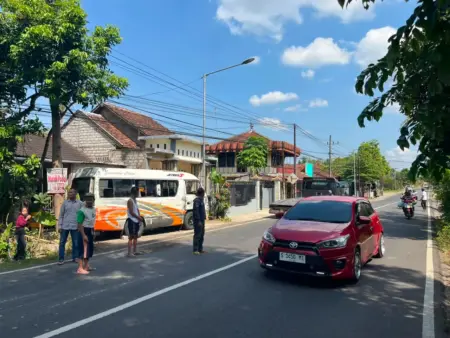 Kecelakaan Elf Rombongan Wisatawan di Jembatan Maesan Kediri, Ibu Hamil Jadi Korban Foto BeritaJatim.com