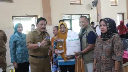 Bantuan Pangan Nganjuk Disalurkan, 1.104 Warga Desa Begadung Terima Beras dan Minyak Goreng Foto BeritaJatim.com
