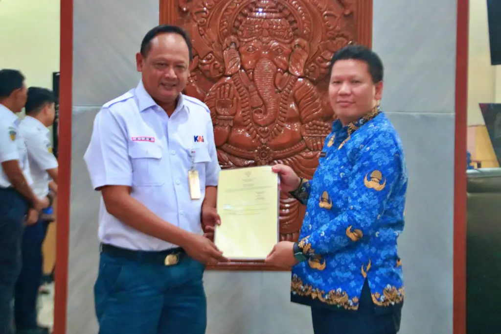 KAI Daop 7 Madiun Amankan Aset Rp52,2 Miliar, Terima 23 Sertifikat Elektronik dari BPN Kediri Foto BeritaJatim.com