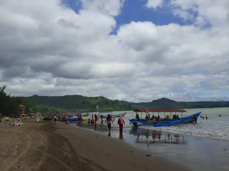 Wisata Pantai Tulungagung Dilarang Tarik Tiket Masuk, Ini Penyebabnya Foto BeritaJatim.com