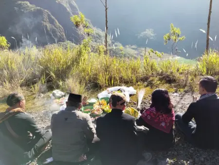 Larung Sesaji Gunung Kelud 2026 Digelar Khidmat, Warga Panjatkan Doa Keselamatan dan Syukur Foto BeritaJatim.com