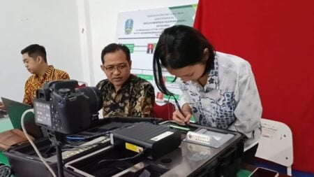 Rekam e-KTP Pemula, Dispendukcapil Tulungagung Jemput Bola ke Sekolah Foto BeritaJatim.com