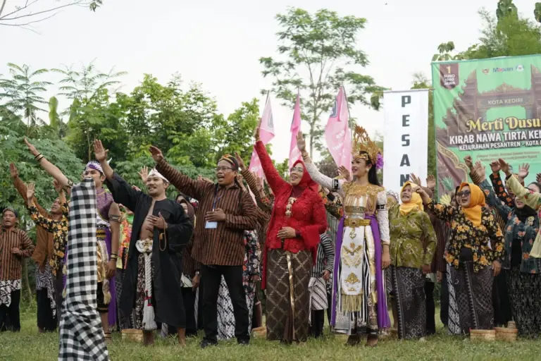 Kirab Nawa Tirta Kencana Tutup Grebek Suro 2026, Warga Pesantren Kediri Lestarikan Tradisi Leluhur Foto BeritaJatim.com