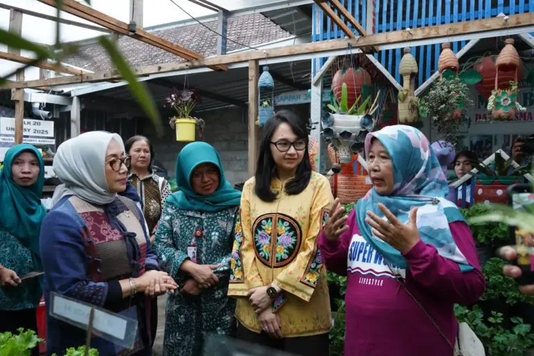 Curi Perhatian Pusat, Mbak Cicha Dampingi Menteri PPPA Kunjungi P2L Desa Tertek Kediri Foto BeritaJatim.com
