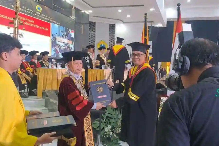 Ubhara Surabaya Wisuda 207 Sarjana dan Magister, Lulusan Diminta Siap Hadapi Dunia Kerja Foto BeritaJatim.com