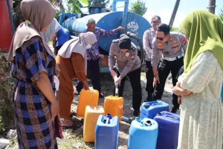 Hari Bhayangkara ke-80, Polres Sumenep Salurkan 5.000 Liter Air Bersih untuk Warga Batuputih Foto BeritaJatim.com