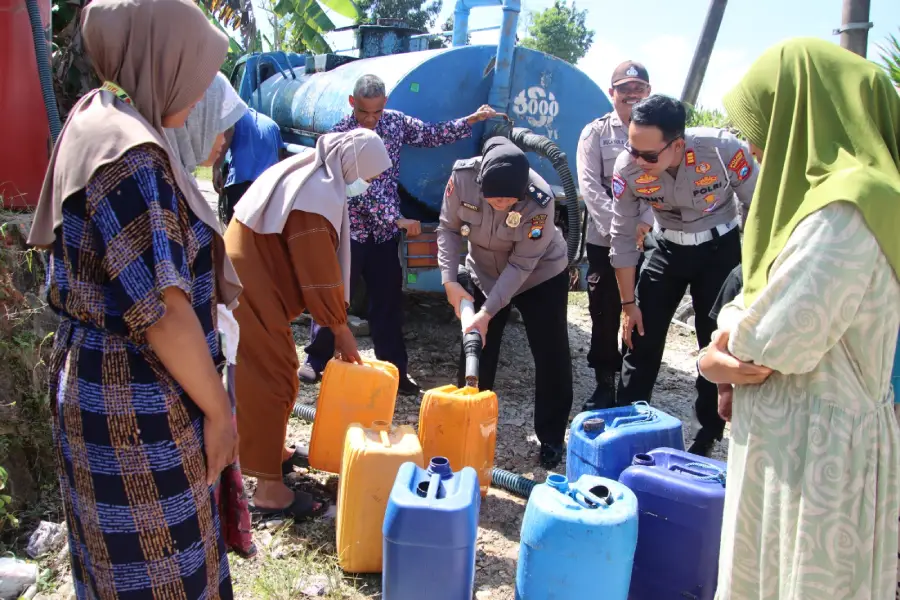 Hari Bhayangkara ke-80, Polres Sumenep Salurkan 5.000 Liter Air Bersih untuk Warga Batuputih Foto BeritaJatim.com