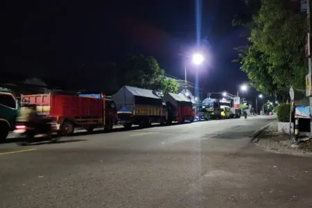 Antrean Solar Subsidi Mengular di Bojonegoro, Truk dan Bus Padati Sejumlah SPBU Foto BeritaJatim.com