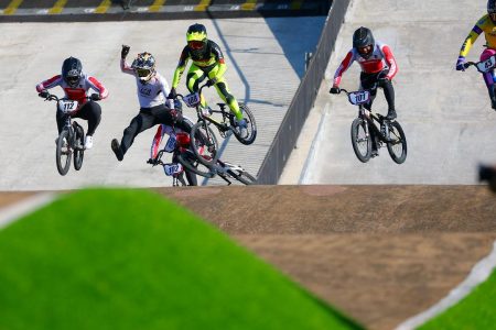 Pembalap Tim Nasional Indonesia Raih Gelar Juara Banyuwangi BMX Supercross 2026 Foto BeritaJatim.com