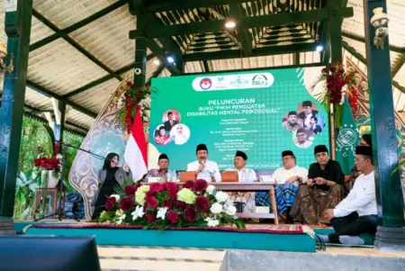 Gus Ipul Luncurkan Buku Fikih Penguatan Disabilitas Mental Psikososial di Teras Gubuk Ploso Foto BeritaJatim.com