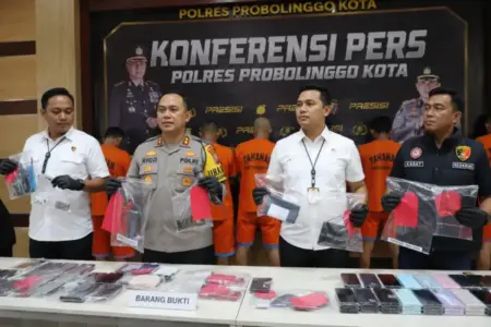Terungkap! Komplotan Curanmor Nekat Bobol Konter HP di Probolinggo dan Gasak 60 Ponsel demi Judi Online Foto BeritaJatim.com