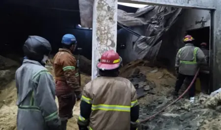 Kebakaran Hebat Hanguskan Gudang di Gudo Jombang, Pemadaman Berlangsung Lebih dari 7 Jam Foto BeritaJatim.com