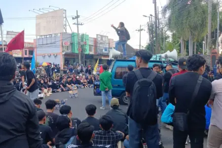 Mahasiswa Jember Berunjuk Rasa Tolak Militerisme di Ruang Sipil Foto BeritaJatim.com