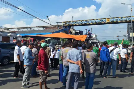 Ribuan Buruh Pakerin Demo Lagi, Tuntut Gaji 3 Bulan Dibayar dan Tolak Penjualan Aset Perusahaan Foto BeritaJatim.com