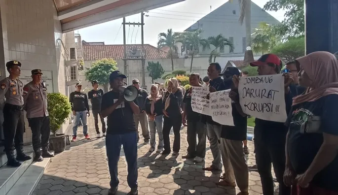 FRMJ Geruduk DPRD Jombang, Tagih Janji Perda Serah Terima Jabatan Kepala Desa Foto BeritaJatim.com