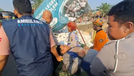 Dramatis! Evakuasi Sopir Truk Terjepit Kabin Usai Kecelakaan di By Pass Mojokerto Foto BeritaJatim.com