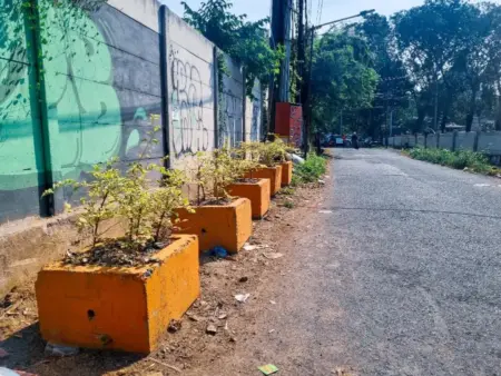 Cara Unik Pemkot Surabaya Hapus 68 Titik TPS Liar dengan Pot Bunga: Satire dan Estetik Foto BeritaJatim.com