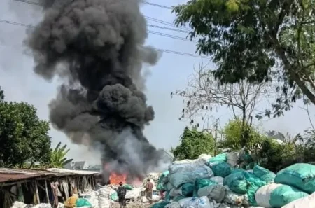 Gudang Rongsokan di Jombang Ludes Terbakar, Api Diduga Berasal dari Pembakaran Sampah Foto BeritaJatim.com