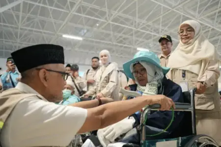 Resmi Lepas Kloter Perdana di Jeddah, Menhaj Gus Irfan Minta Maaf Soal Tenda Mina Sesak Foto BeritaJatim.com