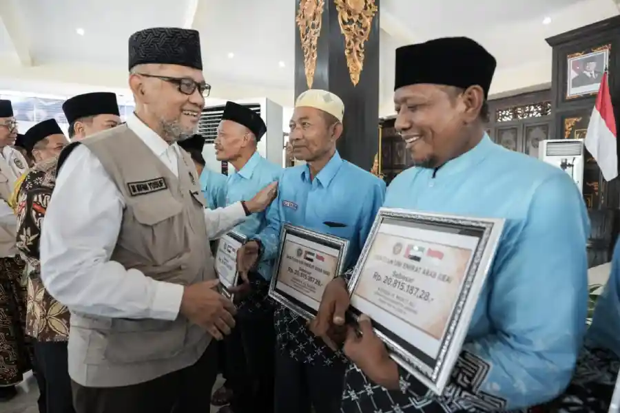 Kawal Kepulangan di Jombang, Kemenhaj Salurkan Bantuan Dana Hibah UEA untuk 17 Jemaah Foto BeritaJatim.com