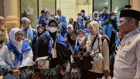 Terbang Perdana Menuju Tanah Air, 445 Jemaah Haji Kloter BTH 01 Batam Resmi Diberangkatkan Foto BeritaJatim.com