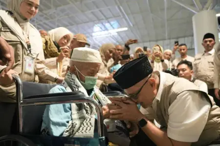 Menhaj Gus Irfan Lepas Kloter Pertama Jemaah Haji Pulang ke Indonesia Foto BeritaJatim.com
