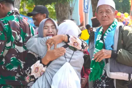 Tangis Haru Sambut Kepulangan Jemaah Haji Bojonegoro, Keluarga Padati Lokasi Kedatangan Foto BeritaJatim.com