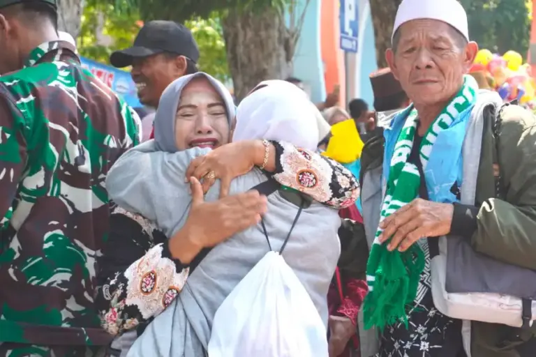 Tangis Haru Sambut Kepulangan Jemaah Haji Bojonegoro, Keluarga Padati Lokasi Kedatangan Foto BeritaJatim.com