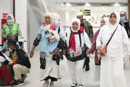 Penerbangan Perdana Gelombang II dari Madinah Dimulai, 99 Ribu Jemaah Haji Tiba di Indonesia Foto BeritaJatim.com