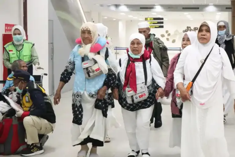Penerbangan Perdana Gelombang II dari Madinah Dimulai, 99 Ribu Jemaah Haji Tiba di Indonesia Foto BeritaJatim.com