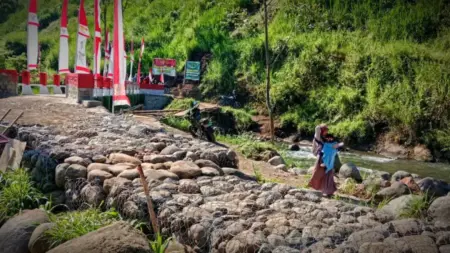 Ketika Jembatan Garuda Menyambung Sekolah dan Dapur Warga Terisolir Situbondo-Bondowoso Foto BeritaJatim.com
