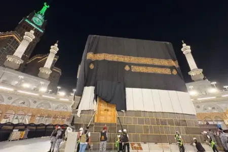 Wangi Bukhur di Malam 1 Muharam: Ketika Kiswah Baru Senilai Rp120 Miliar Memeluk Ka’bah Foto BeritaJatim.com