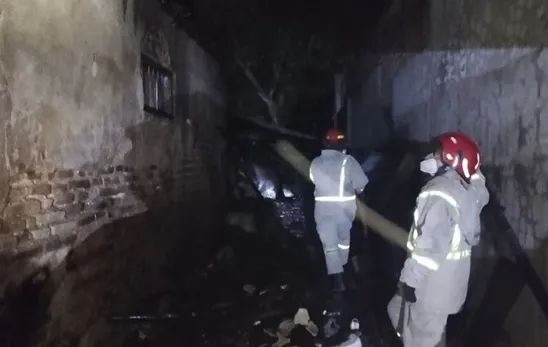 Kepulan Asap Bikin Panik Warga, Rumah di Sumobito Jombang Dilalap Api Foto BeritaJatim.com