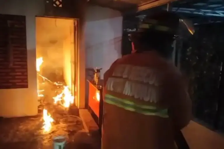 Kompor Diduga Lupa Dimatikan, Dapur Warung Steak di Kota Madiun Terbakar Dini Hari Foto BeritaJatim.com