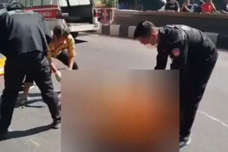Senggol Truk Tronton dan Tergelincir, Dua Pengendara Motor Meninggal di Pasuruan Foto BeritaJatim.com