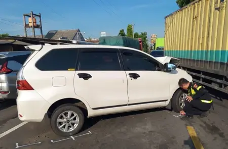 Tabrakan Beruntun Tiga Kendaraan di Jalan Raya Kayen Jombang, 4 Orang Luka-luka Foto BeritaJatim.com