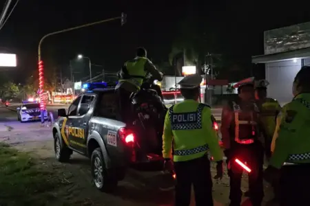 Pengendara NMAX Tewas di Madiun, Diduga Terjatuh Usai Kabel Listrik Putus Tersangkut Truk Tebu Foto BeritaJatim.com