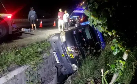 Mobil Pikap Bermuatan Kayu Terjun ke Sungai di Jalan Nasional Jombang Foto BeritaJatim.com