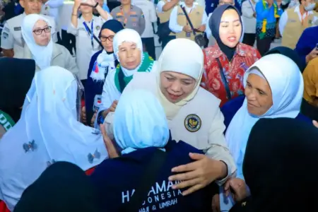 Khofifah Sambut Kepulangan Kloter Pertama Haji Debarkasi Surabaya, Apresiasi Imigration Seamless Process Corridor Foto BeritaJatim.com