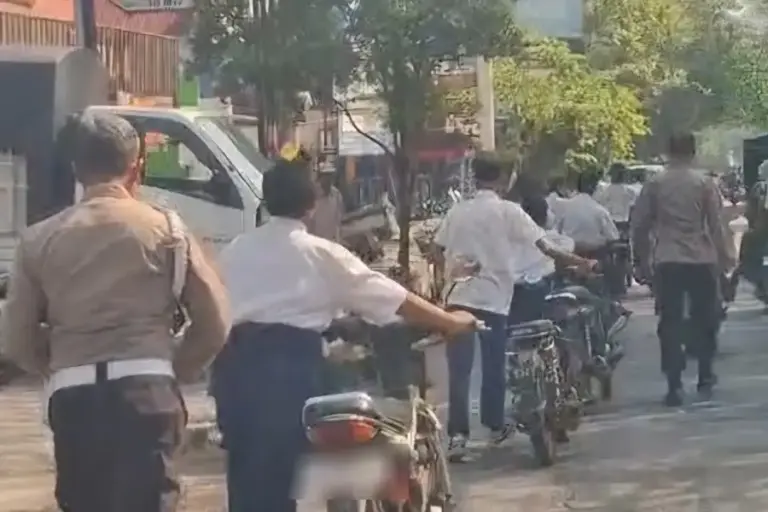 Jelang Bulan Suro, Polsek Widodaren Sita 10 Motor Berknalpot Brong di Area Sekolah Foto BeritaJatim.com