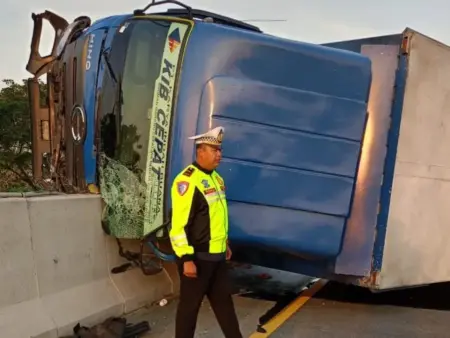 Kecelakaan Beruntun Tiga Kendaraan di Tol Surabaya-Mojokerto, Empat Orang Selamat Foto BeritaJatim.com