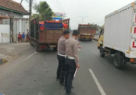 Supeltas Tewas Ditabrak Truk Saat Bantu Putar Balik Kendaraan di Mojoagung Jombang Foto BeritaJatim.com